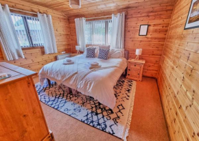 Wnion Wood Lodge with log burner & sauna in Snowdonia